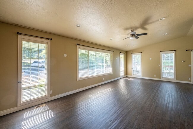 Building Photo - Large corner lot home in desirable Woodland Heights.