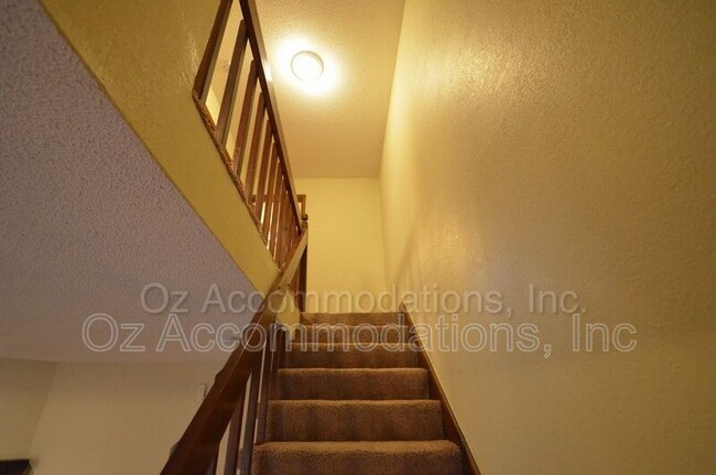 Building Photo - 311 NE Timbercreek Dr