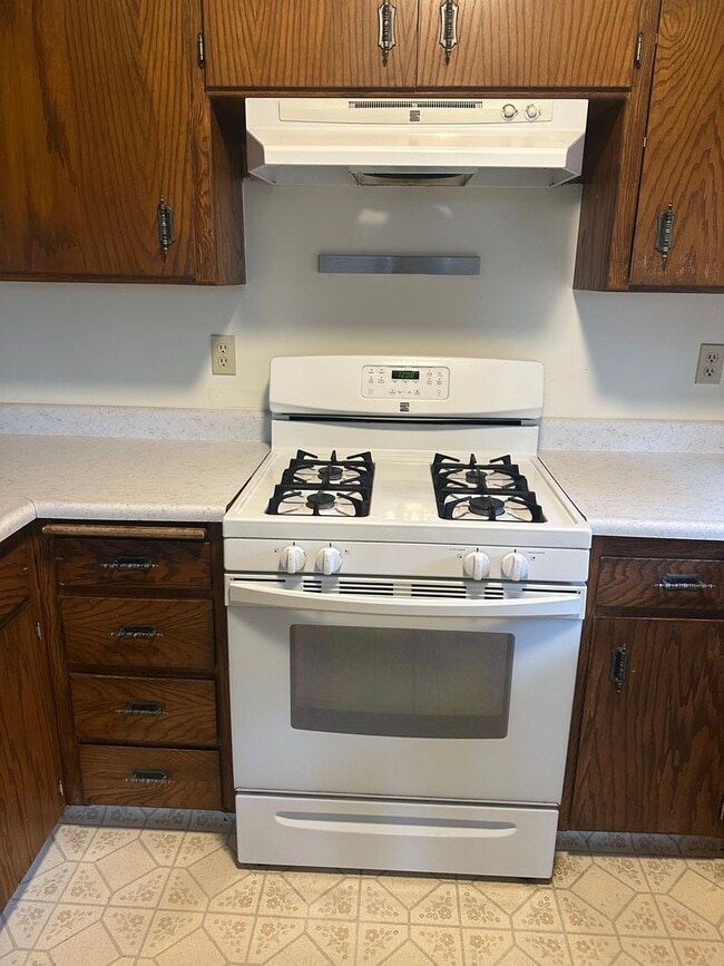 Building Photo - Charming Cascade Shores Retreat 2/1 1,000 ...