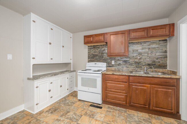 Building Photo - 476 Linden St