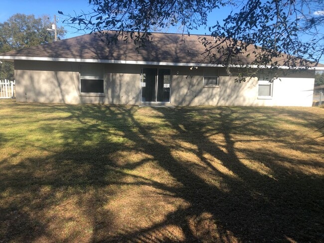 Building Photo - *** NOT AVAILABLE TO SHOW BEFORE MAY 15TH *** Great Location - SE Ocala Home 3/2/2 **Won't Last***