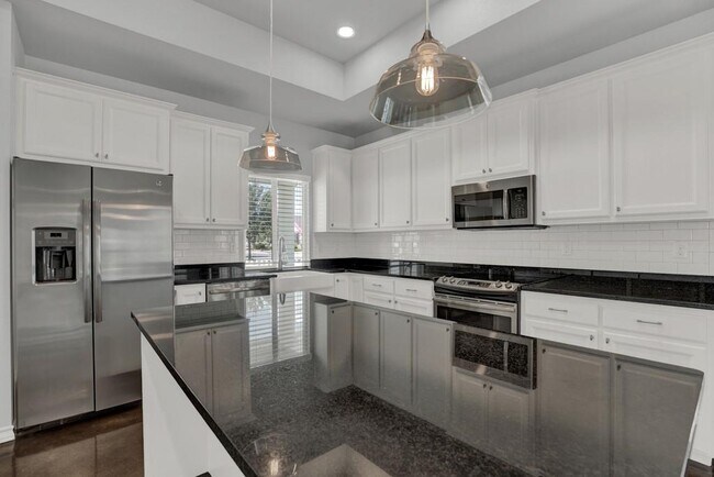 Building Photo - 1365 Hanz Dr