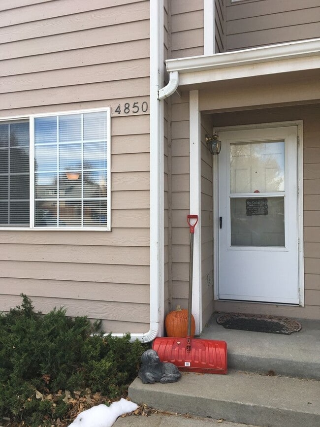 Building Photo - 2 Bed 1.5 Bath Townhouse End Unit in North Central Loveland - Water/Sewer/Trash Included in Rent!