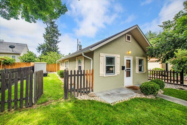 Primary Photo - Adorable Guest Cottage in the North End!