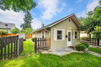 Building Photo - Adorable Guest Cottage in the North End!