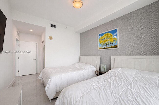 Building Photo - 2525 SW 3rd Ave