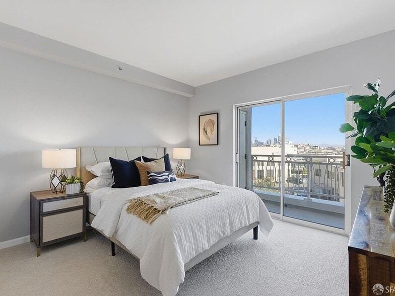 Building Photo - 140 S Van Ness Ave