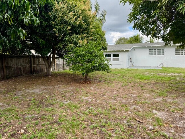 Building Photo - 350 Cypress Dr