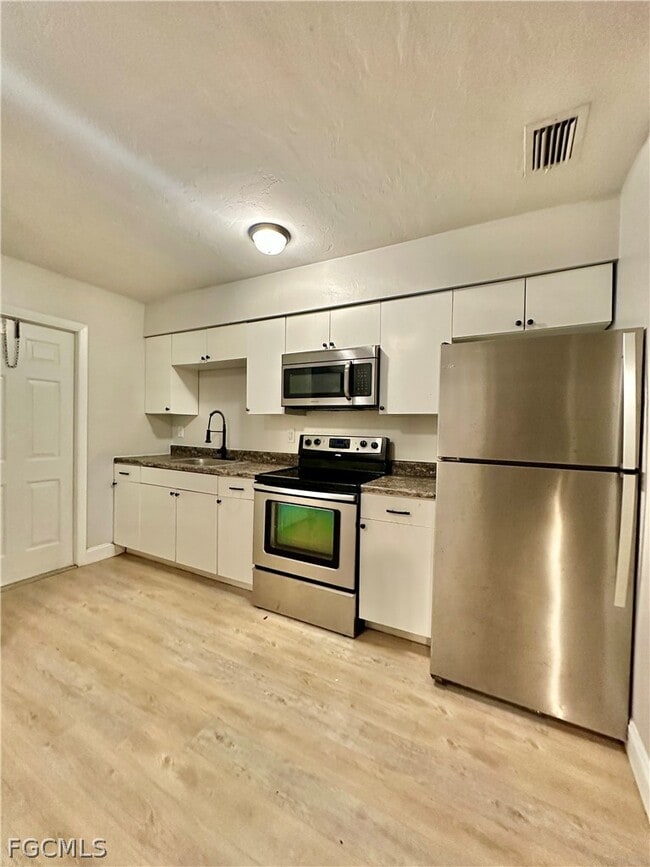 Building Photo - 5635 Fifth Ave