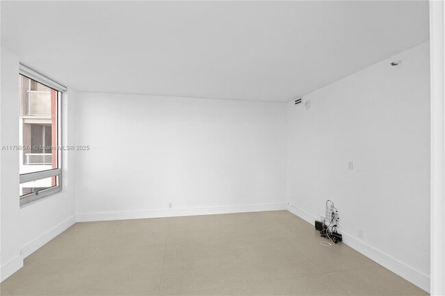 Building Photo - 1541 Brickell Ave