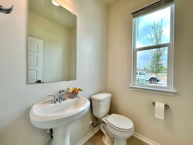 Building Photo - Spacious & Updated 4/BR 3/5/BA Home with M...