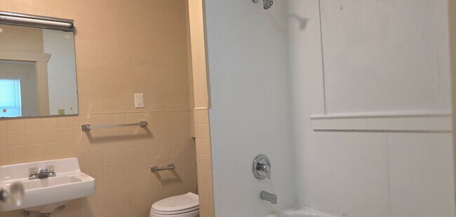 Building Photo - 2 bedroom/1 bathroom for $850!