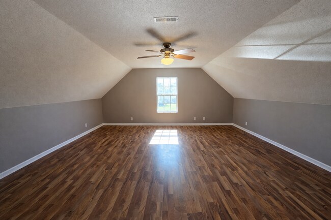 Building Photo - 3 Bed 2 Bath + Bonus Room