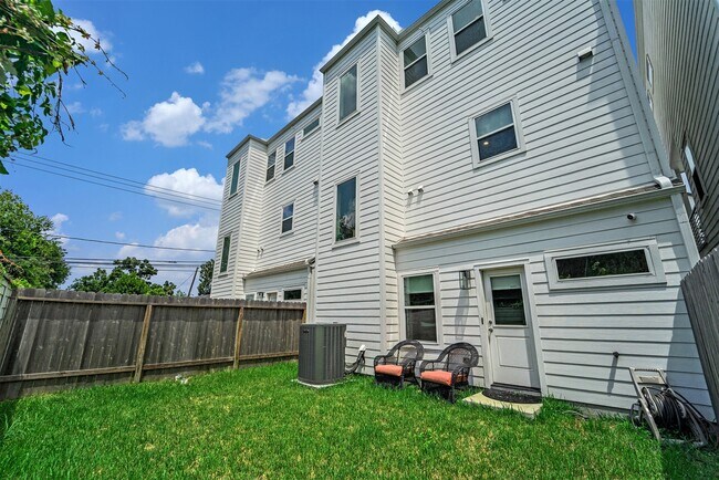 Building Photo - 5341 Donovan Gdns Ln