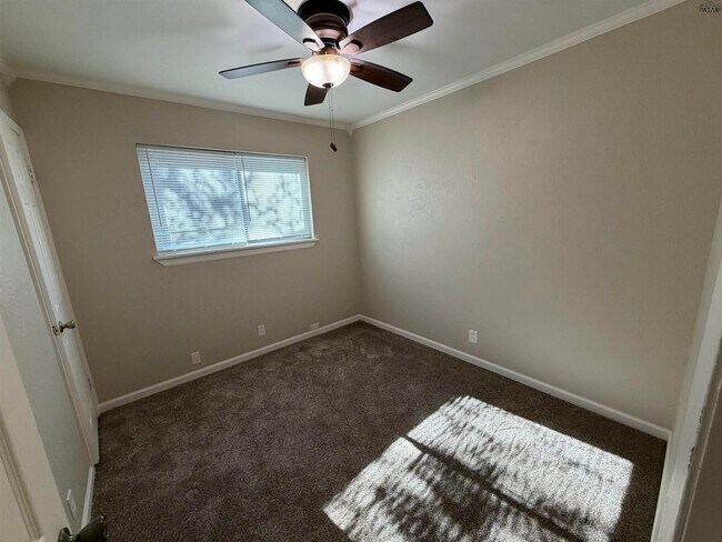 Building Photo - 5127 Parklane Dr