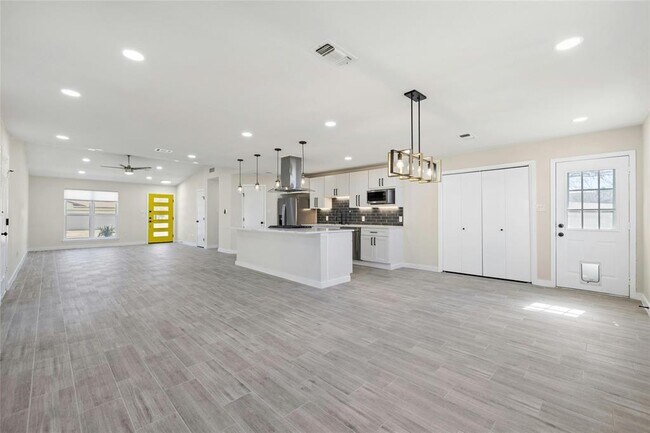 Building Photo - 1400 Bellmar Dr