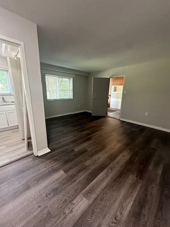 Building Photo - Riverside