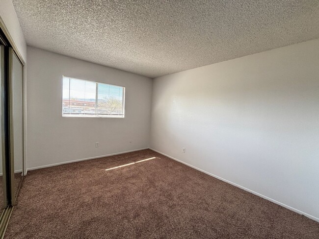 Building Photo - East Palmdale Townhouse