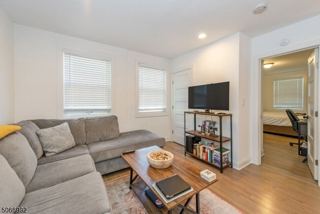 Building Photo - 376 Claremont Ave