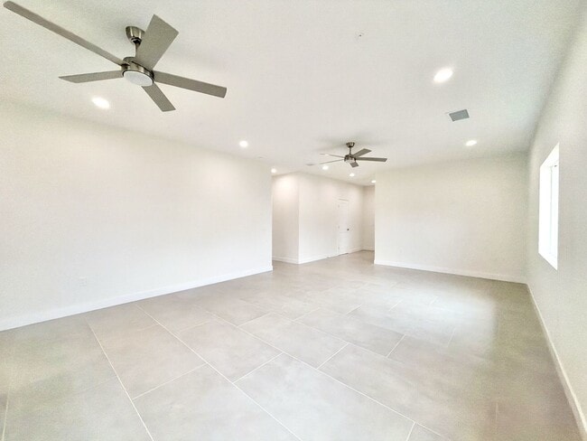 Building Photo - AVAILABLE NOW!! Beautiful 4 Bedroom 3 Bathroom Home in Cathedral City