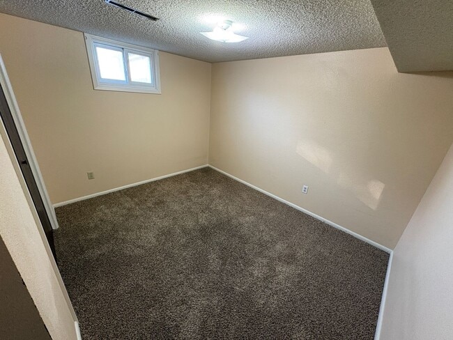 Building Photo - 3 bedroom 2 bathroom house