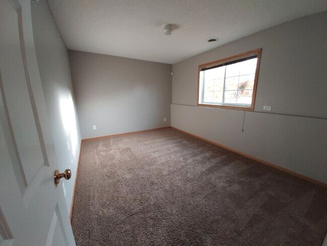 Building Photo - Great 3 Bedroom Townhome in Dancing Waters of Woodbury