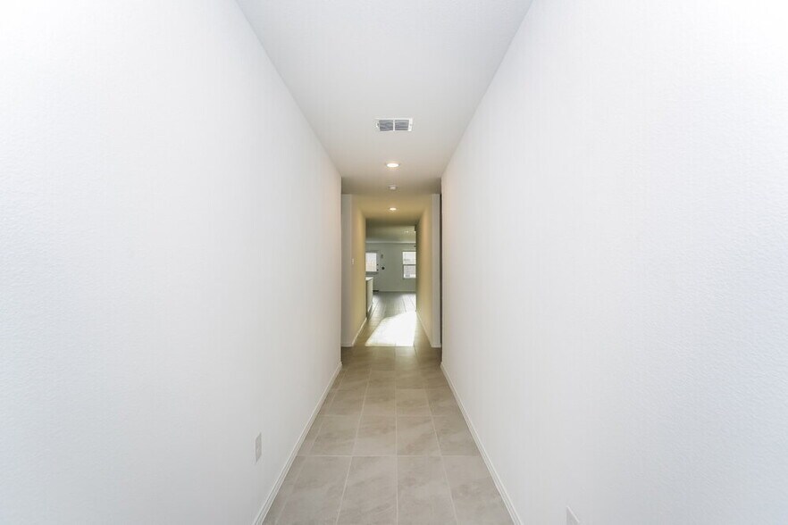 Building Photo - 8413 High Robin Ave