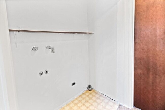 Building Photo - 2 Bedroom Condo near CMU