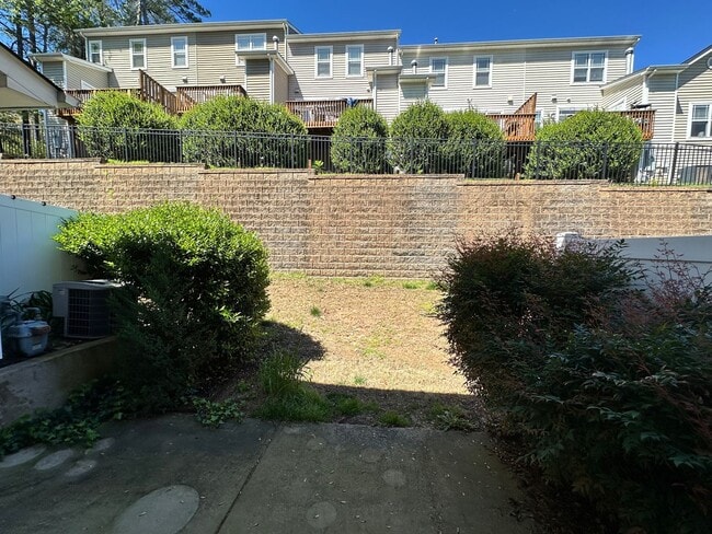 Building Photo - Charming 2-Bedroom Townhome Convenient to ...