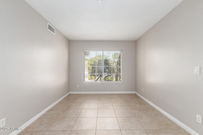 Building Photo - 913 W Juanita Ave