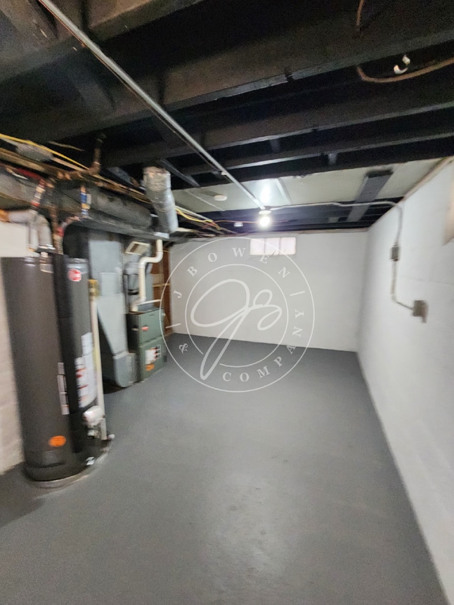 Building Photo - 2 bedroom with bonus partially finished basement in West Toledo