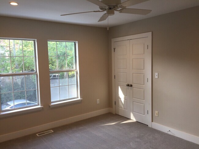 Building Photo - 2 Bedroom 1.5 Bath Townhouse - Downtown Charleston