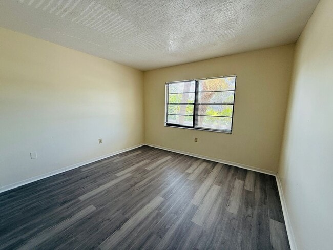 Building Photo - 2/2 Condo