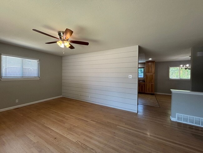 Building Photo - 3 Bed/2 Bath Ranch Home on Large Lot with Oversized Garage
