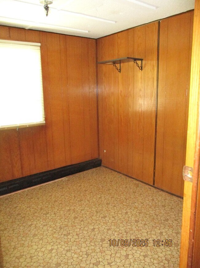 Building Photo - Charming 2-bedroom, 1-bathroom home locate...