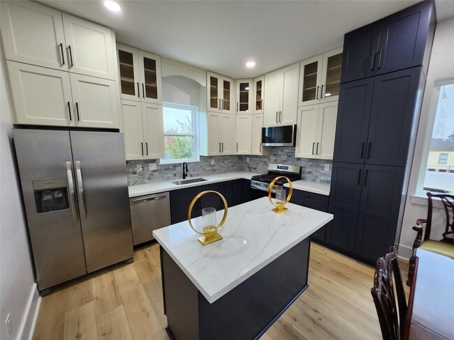 Building Photo - 207 Carl St