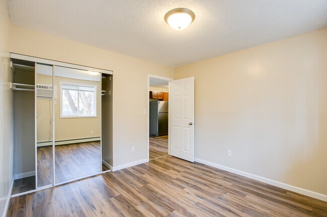 Building Photo - 1337 Arkwright St N