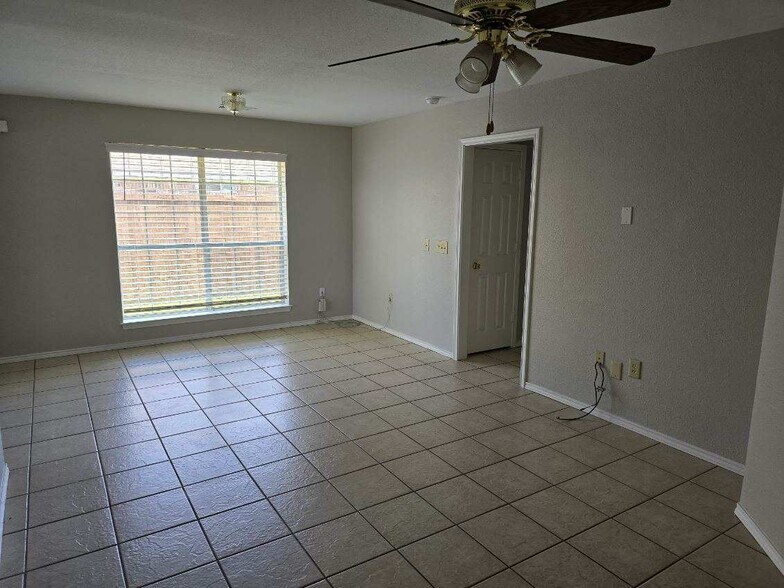 Living room looking into dining space - 1185 Greywood Dr