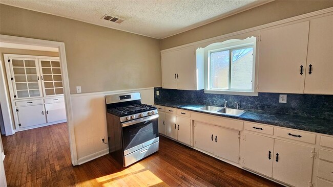 Building Photo - 919 W 6th St