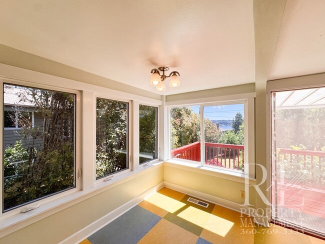 Building Photo - Charming 2-Bedroom Home with Renovated Bath, Hardwood Floors & Spacious Fenced Yard