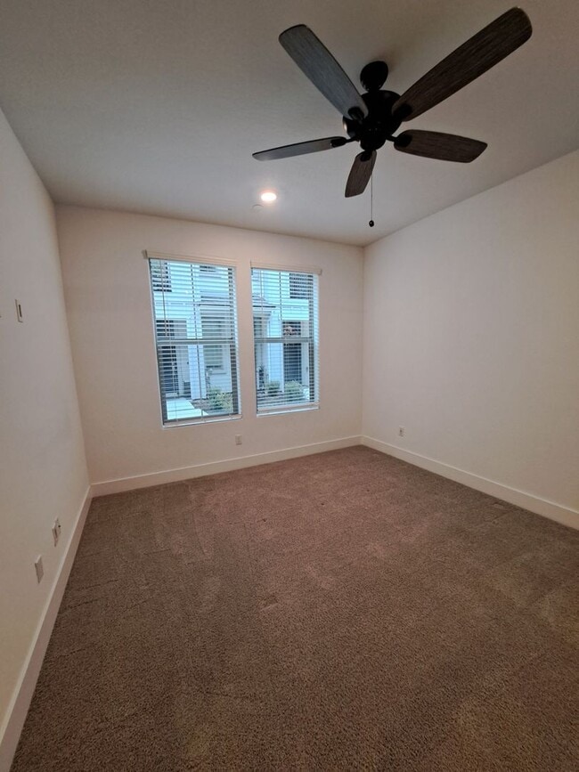 Building Photo - Fresno 3BR Pet-Friendly Townhouse with Community Amenities!