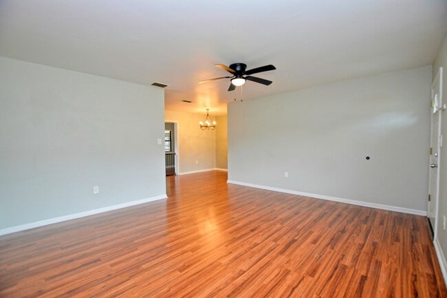Building Photo - 4 bed 2 bath home