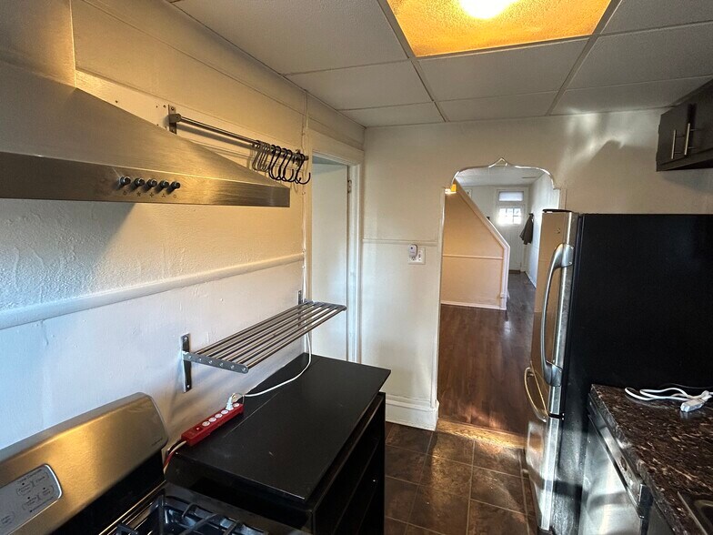 Building Photo - 245 Pensdale St