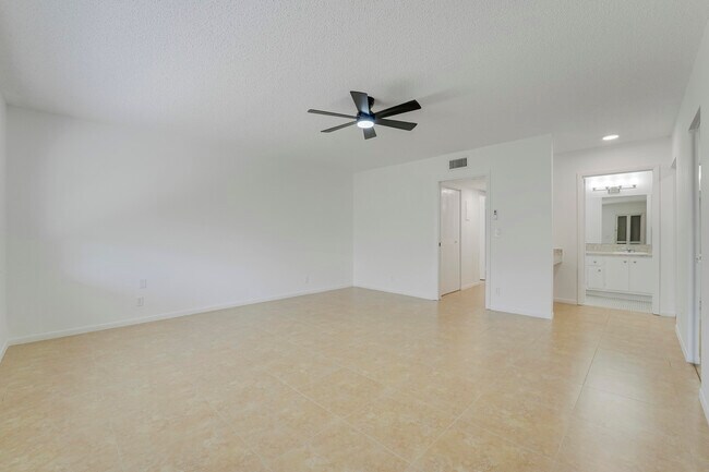 Building Photo - 1142 Cir Terrace W