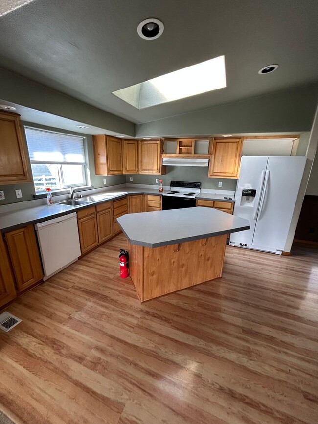 Building Photo - For Lease: 3BR/2BA Home with Spacious Yard...