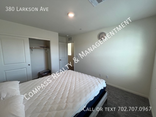 Building Photo - 380 E Larson Ln