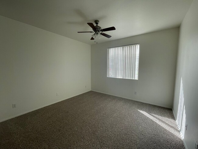 Building Photo - NEW CARPET AND PAINT, 2 bed/2 bath/ 1 CG/ ...