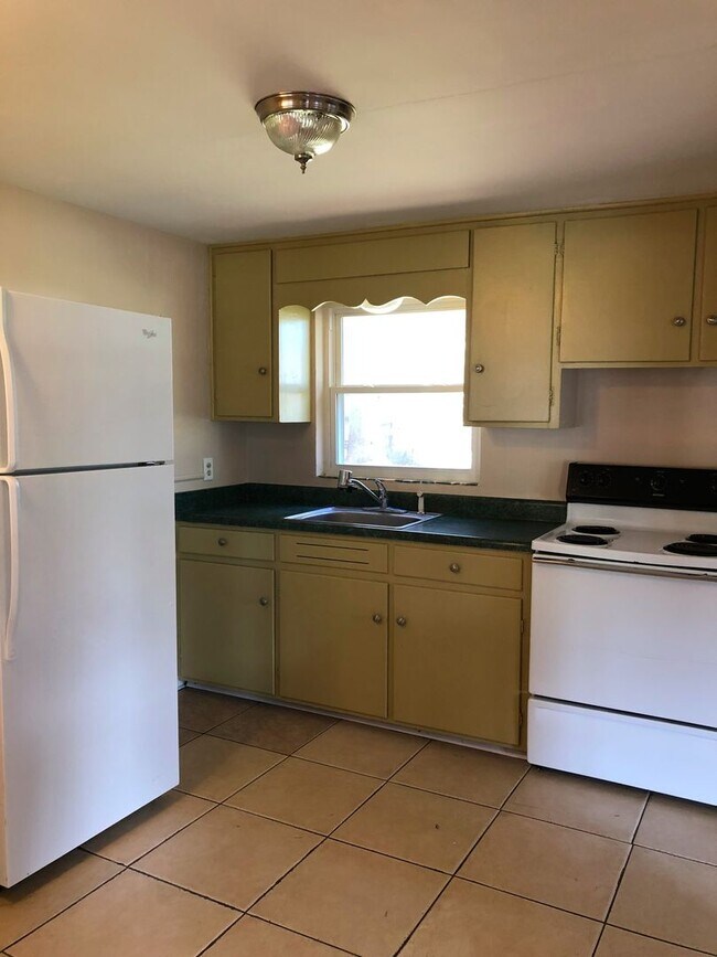 Building Photo - 3 Bed 1 Bath Home | Pet Friendly | Washer Dryer Hook Ups | Section 8 Welcome