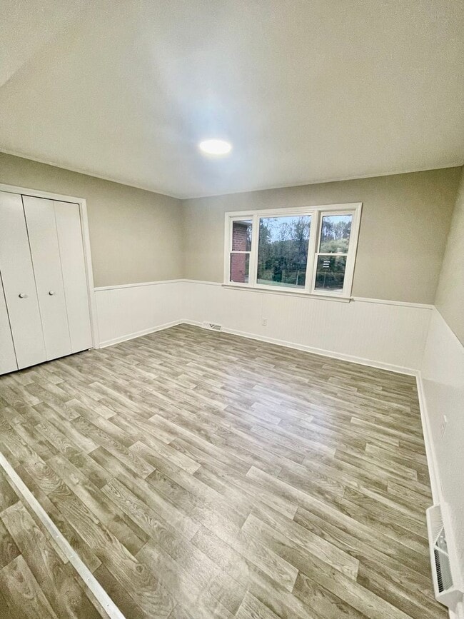 Building Photo - Welcome to this charming 3-bedroom, 1.5-bathroom home located in the desirable Newton, NC.