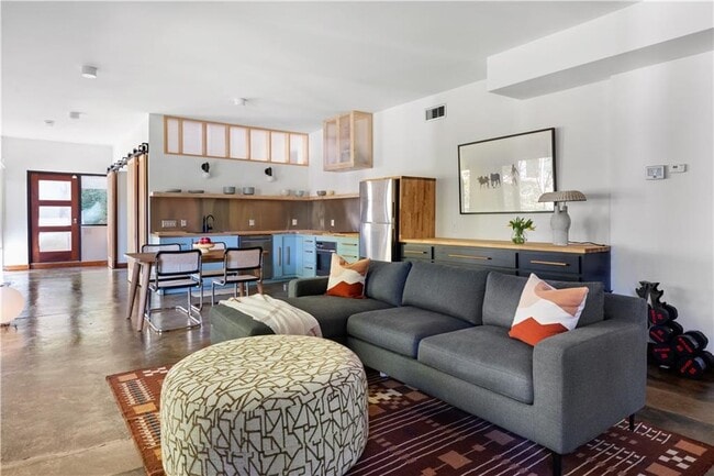 Building Photo - 515 Claire Dr NE